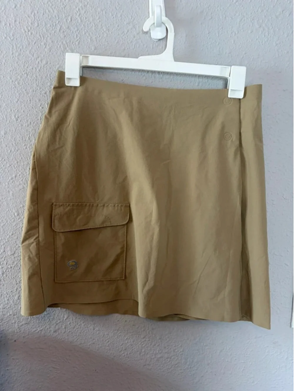 Mountain Hard Wear Tan Velco Waist skirt size M. No liner